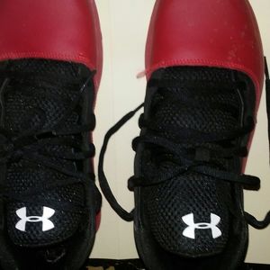 Under Armour  Boys basketball shoes